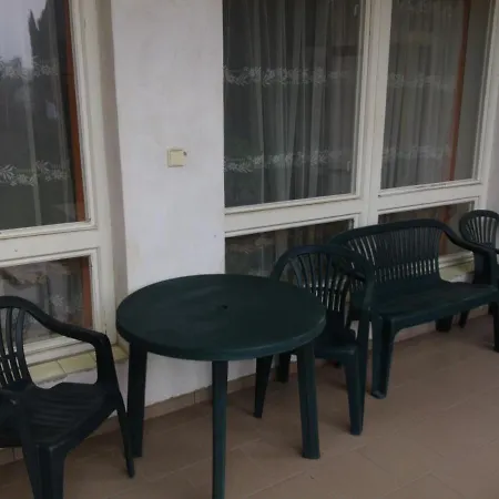 Tripokojovy Byt 100m2 S Terasou A Zahradou 300m2 Apartman *
