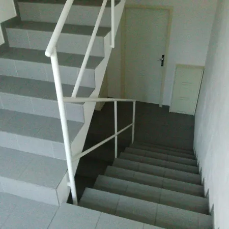 Tripokojovy Byt 100m2 S Terasou A Zahradou 300m2 Apartman