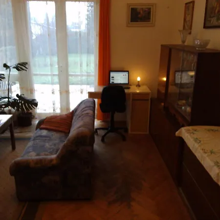Tripokojovy Byt 100m2 S Terasou A Zahradou 300m2 Poděbrady