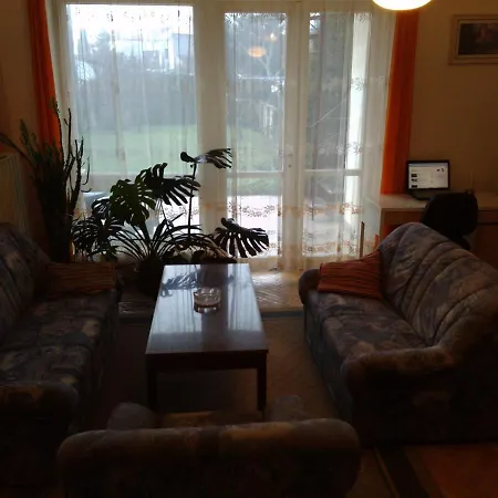 Tripokojovy Byt 100m2 S Terasou A Zahradou 300m2 Apartman